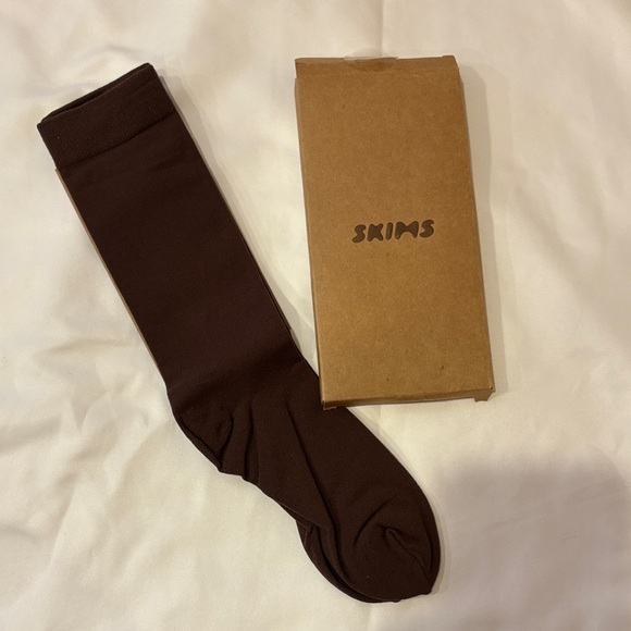 SKIMS Chocolate Brown Socks - Picture 1 of 2